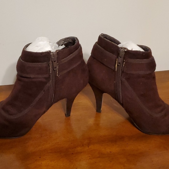 Shoedazzle brown faux suede booties, size 6 - Picture 4 of 6